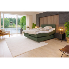 TEMPUR NORTH säätösänky vihreällä Green-kangasverhoilulla ja TEMPUR Pro SmartCool -sijauspatjoilla. Sängyn sivussa on kätevä tasku kaukosäätimelle. Kuvassa on yhdistetty 2 säätösänkyä, jotka myydään erikseen. myös kuvan sängynpääty myydään erikseen.