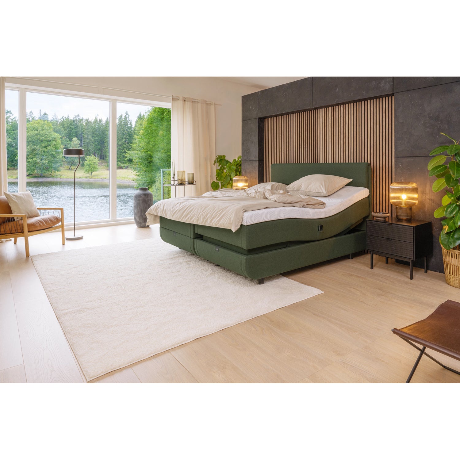 TEMPUR NORTH säätösänky vihreällä Green-kangasverhoilulla ja TEMPUR Pro SmartCool -sijauspatjoilla. Sängyn sivussa on kätevä tasku kaukosäätimelle. Kuvassa on yhdistetty 2 säätösänkyä, jotka myydään erikseen. myös kuvan sängynpääty myydään erikseen.