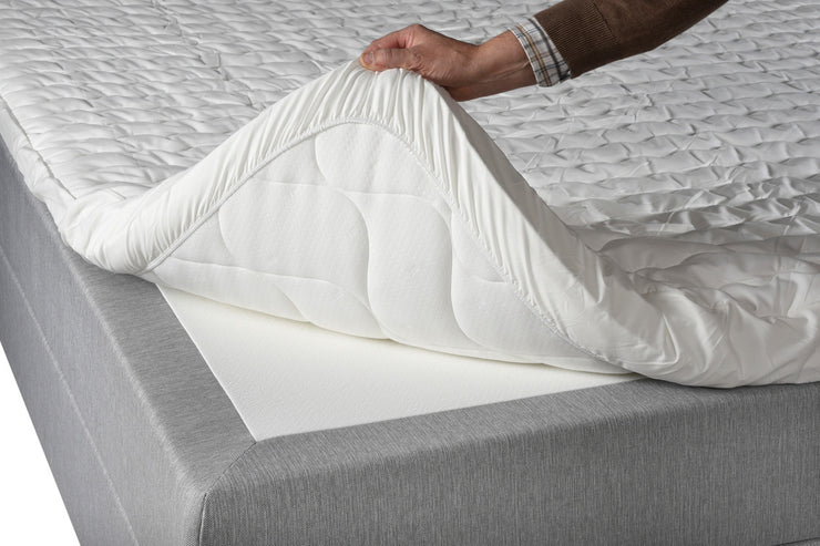 Stemma Comfort -sijauspatjan suojan reunoilla kulkee kuminauha, joka pitää suojan paikoillaan.