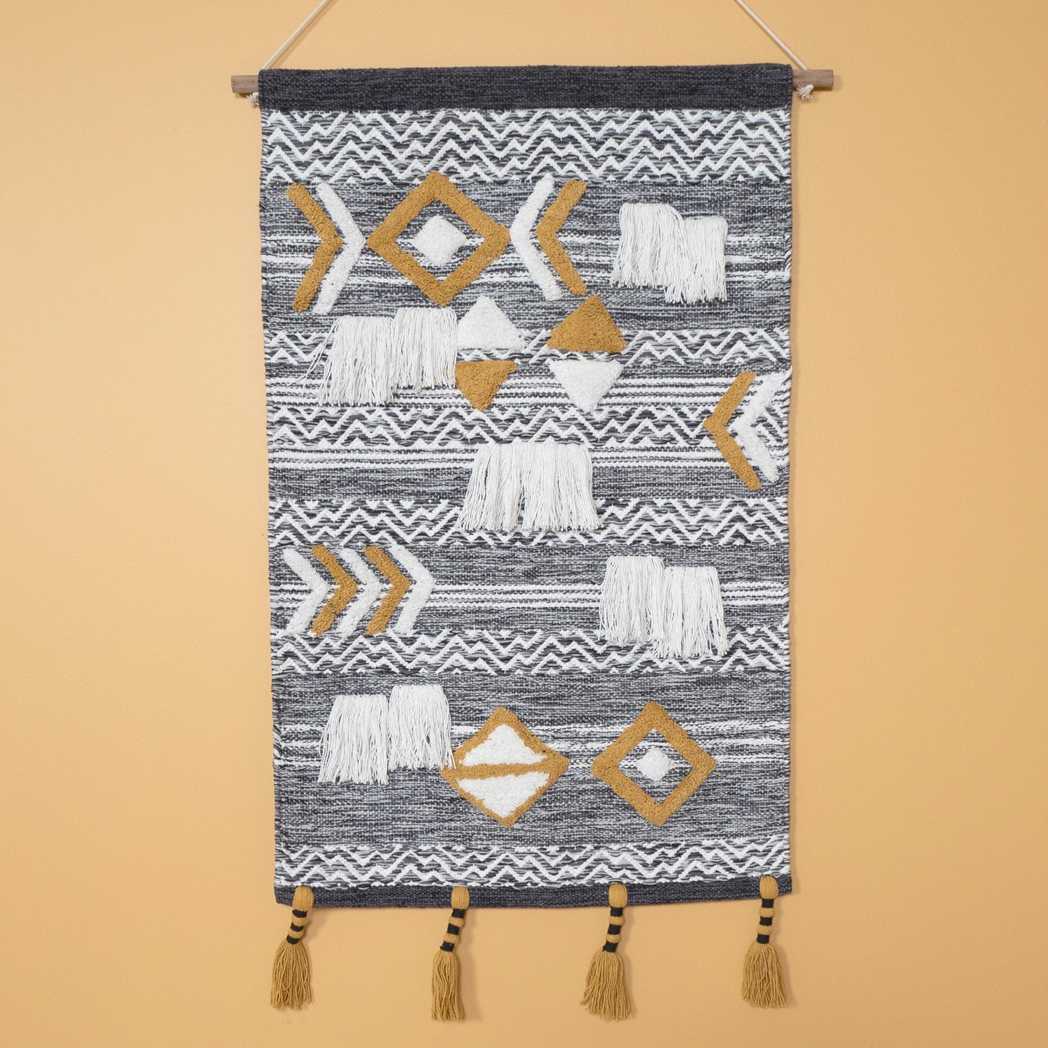 Tico-seinävaatteessa on harmaa-valkoinen kuosi okran värisillä ja valkoisilla yksityiskohdilla.