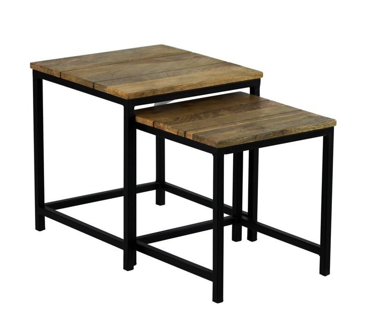 Kauniissa Timber-sarjapöydässä on kaksi erikokoista pöytää.