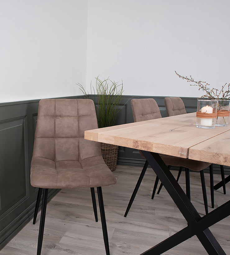 Torino-tuolit sopivat hyvin esimerkiksi lankkupöydän kanssa. Kuvassa ruskeat tuolit.