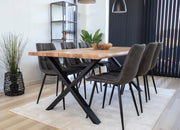 Torino-tuolit sopivat hyvin esimerkiksi lankkupöydän kanssa. Kuvassa tummanharmaat tuolit.