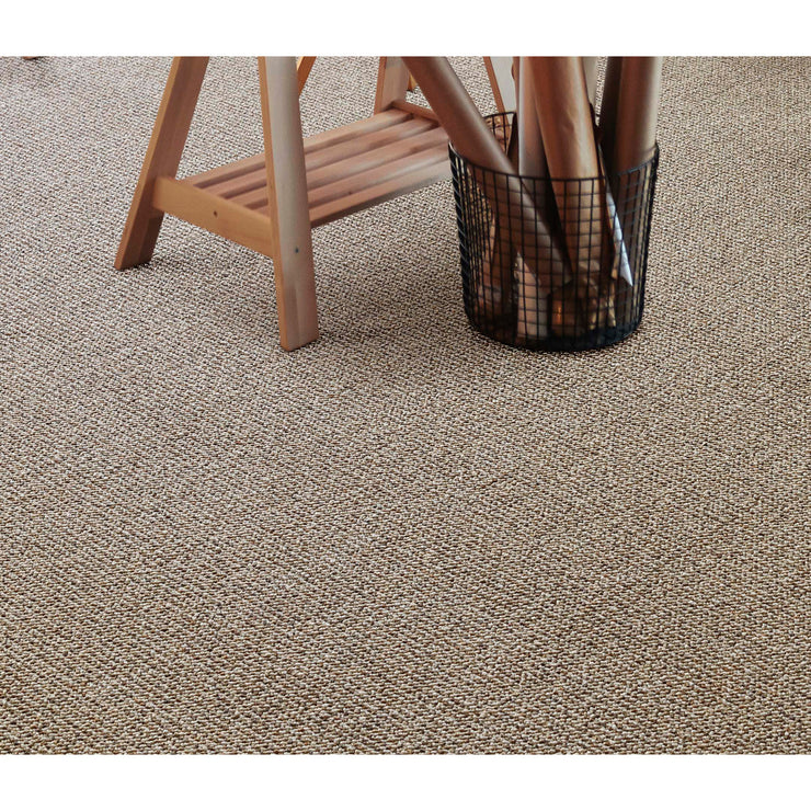 Kestävä Tweed-matto sopii myös toimistotiloihin. Kuvassa on beige Tweed-matto.