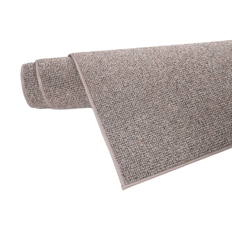 Harmaa Tweed-matto rullalla.