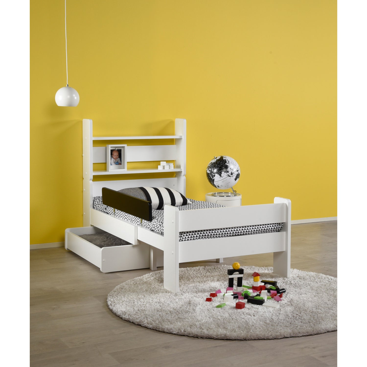 Kuvassa on jatkettava valkoinen Unipuu-sänky ja lisävarusteena myytävät hylly ja sängynaluslaatikko. Patja ja petivaatteet myydään erikseen.