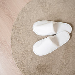 Pyöreä Usva-matto beigen värisenä. Usva on ihastuttavan pehmeä lyhytnukkainen matto kodin eri tiloihin. Maton neutraalit sävyt sopivat eri sisustustyyleihin.