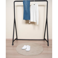 Pyöreä Usva-matto beigen värisenä. Usva on ihastuttavan pehmeä lyhytnukkainen matto kodin eri tiloihin. Maton neutraalit sävyt sopivat eri sisustustyyleihin.