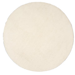 Pyöreä Usva-matto valkoisena. Usva on ihastuttavan pehmeä lyhytnukkainen matto kodin eri tiloihin.