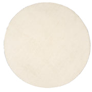 Pyöreä Usva-matto valkoisena. Usva on ihastuttavan pehmeä lyhytnukkainen matto kodin eri tiloihin.