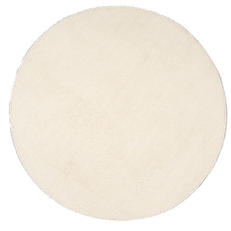 Pyöreä Usva-matto valkoisena. Usva on ihastuttavan pehmeä lyhytnukkainen matto kodin eri tiloihin.