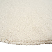 Pyöreä Usva-matto valkoisena. Lähikuvassa nukkamaton ihastuttavan pehmeä pinta ja reunaus.