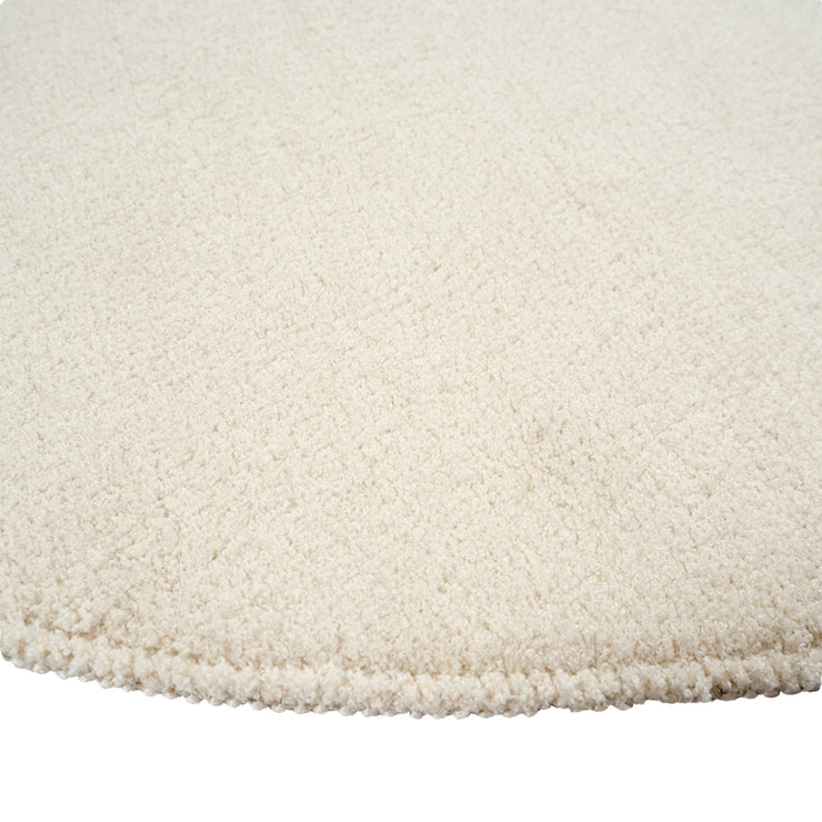 Pyöreä Usva-matto valkoisena. Lähikuvassa nukkamaton ihastuttavan pehmeä pinta ja reunaus.