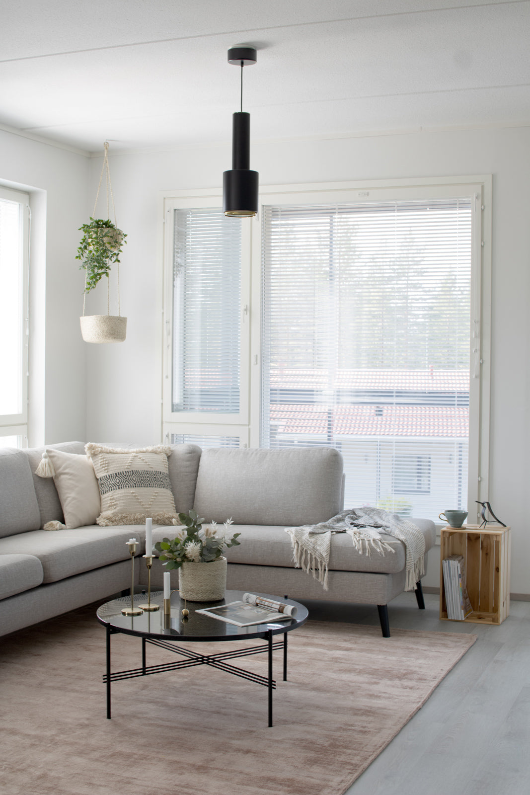 Välke-maton kauniit värit tuovat sisustukseen ylellistä hohtoa juuri sopivan verran. Kuvassa suuri matto 200 x 290 cm roosanvärisenä.