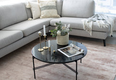 Välke-maton kauniit värit tuovat sisustukseen ylellistä hohtoa juuri sopivan verran. Kuvassa suuri matto 200 x 290 cm roosanvärisenä.