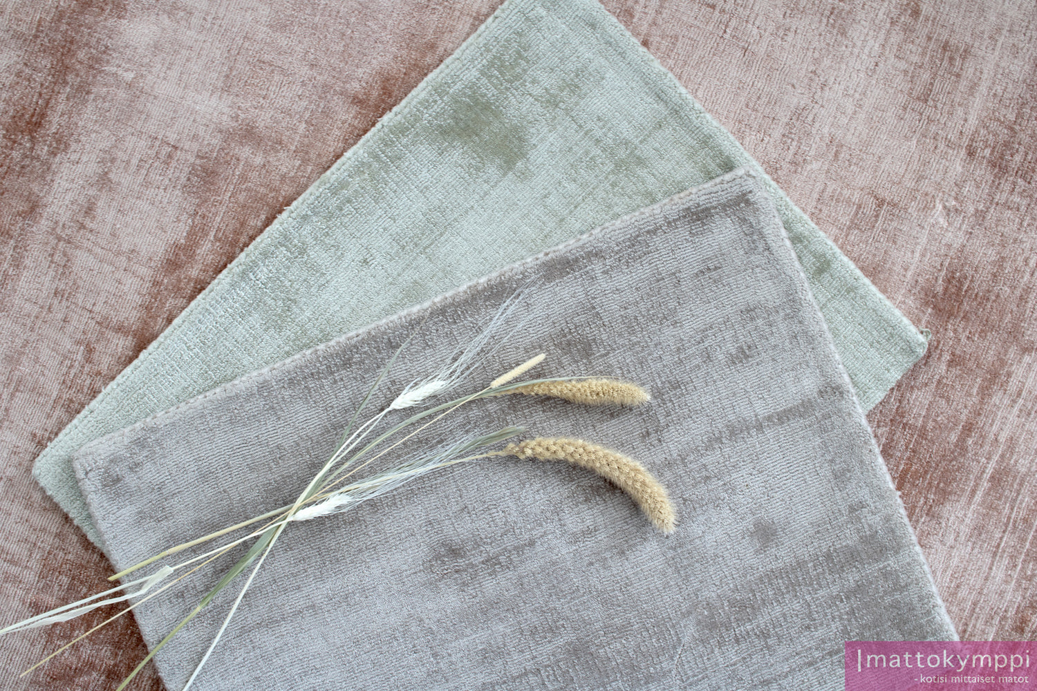 Välke-matossa on tiivis nukka ja kaunis eläväinen pinta. Saatavana on useita luonnonläheisiä värejä, kuten kuvan roosa, vaaleanvihreä ja hopea. 