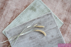 Välke-matossa on tiivis nukka ja kaunis eläväinen pinta. Saatavana on useita luonnonläheisiä värejä, kuten kuvan roosa, vaaleanvihreä ja hopea. 