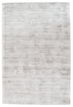 Hopeanvärinen Välke-matto. Vaaleasävyisessä matossa on lyhyt valoa taittava nukka.