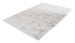 Hopeanvärinen Välke-matto. Vaaleasävyisessä matossa on lyhyt valoa taittava nukka.