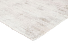 Hopeanvärinen Välke-matto. Maton kiiltävä nukka taittaa kauniisti valoa ja tekee pinnasta eläväisen.