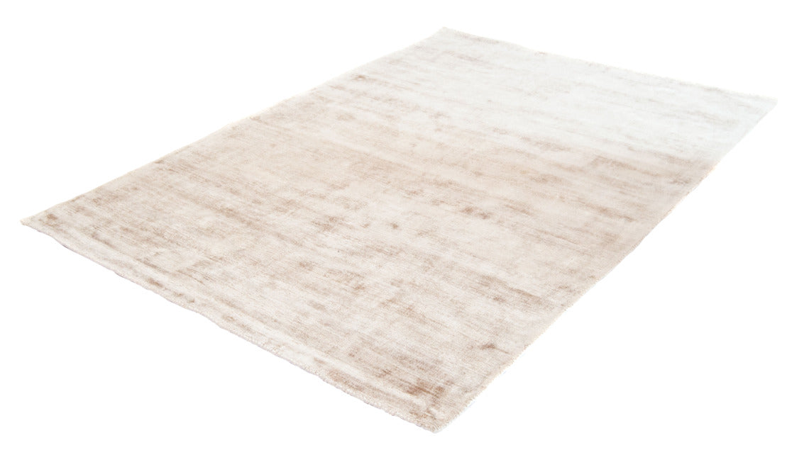 Pellavanvärinen Välke-matto. Vaaleasävyisessä matossa on lyhyt valoa taittava nukka.