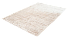 Pellavanvärinen Välke-matto. Vaaleasävyisessä matossa on lyhyt valoa taittava nukka.