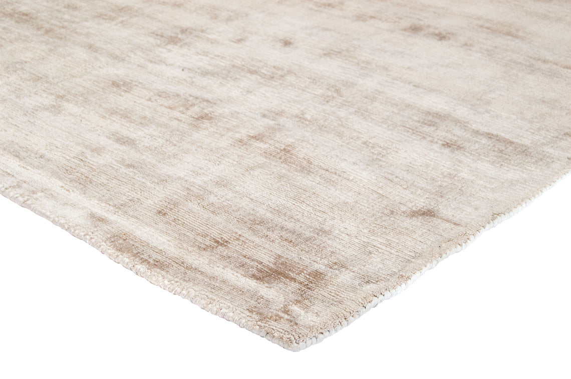 Pellavanvärinen Välke-matto. Maton kiiltävä nukka taittaa kauniisti valoa ja tekee pinnasta eläväisen.