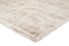 Pellavanvärinen Välke-matto. Maton kiiltävä nukka taittaa kauniisti valoa ja tekee pinnasta eläväisen.