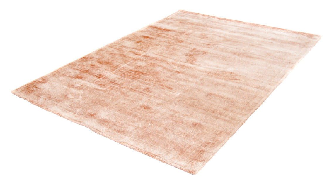 Roosan värinen Välke-matto. Viskoosimatossa on lyhyt valoa taittava nukka.