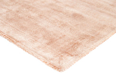 Roosan värinen Välke-matto. Maton kiiltävä nukka taittaa kauniisti valoa ja tekee pinnasta eläväisen.