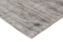 Tummanharmaa Välke-matto. Maton kiiltävä nukka taittaa kauniisti valoa ja tekee pinnasta eläväisen.