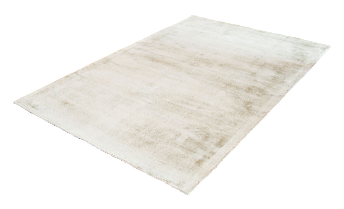 Vaaleanvihreä Välke-matto. Vaaleasävyisessä matossa on lyhyt valoa taittava nukka.