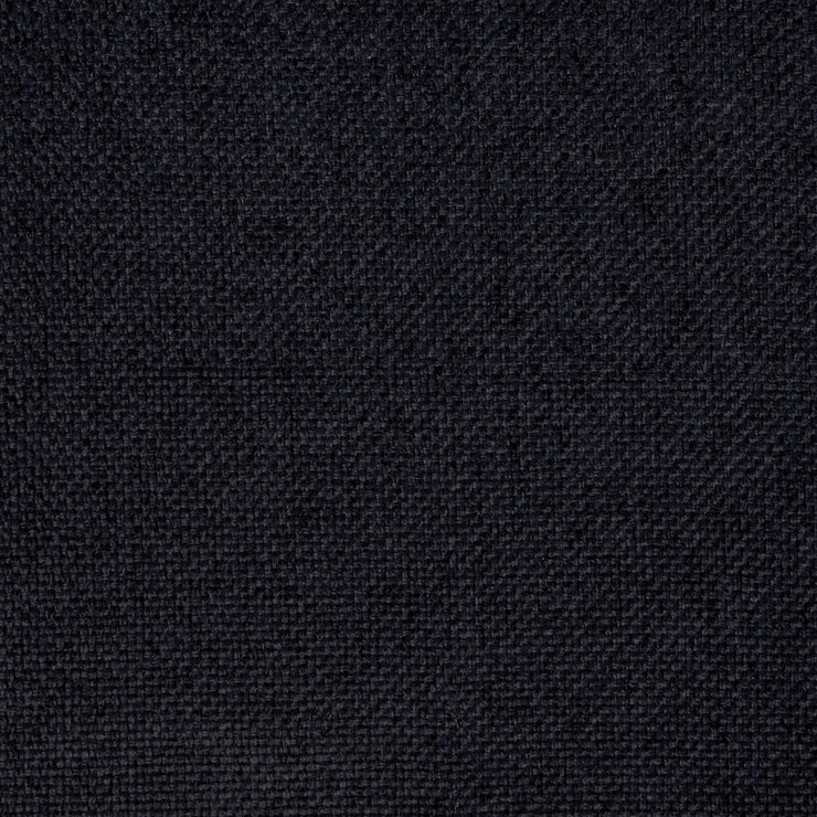 Värimallikuva Jensen Nova Max -jenkkisängyn tummansinisestä verhoiluväristä. Jenkkisänkypaketin hintaan sisältyvät yhtenäinen Sleep 1 -sijauspatja ja 14 cm korkeat nelikulmaiset mustat tammijalat.