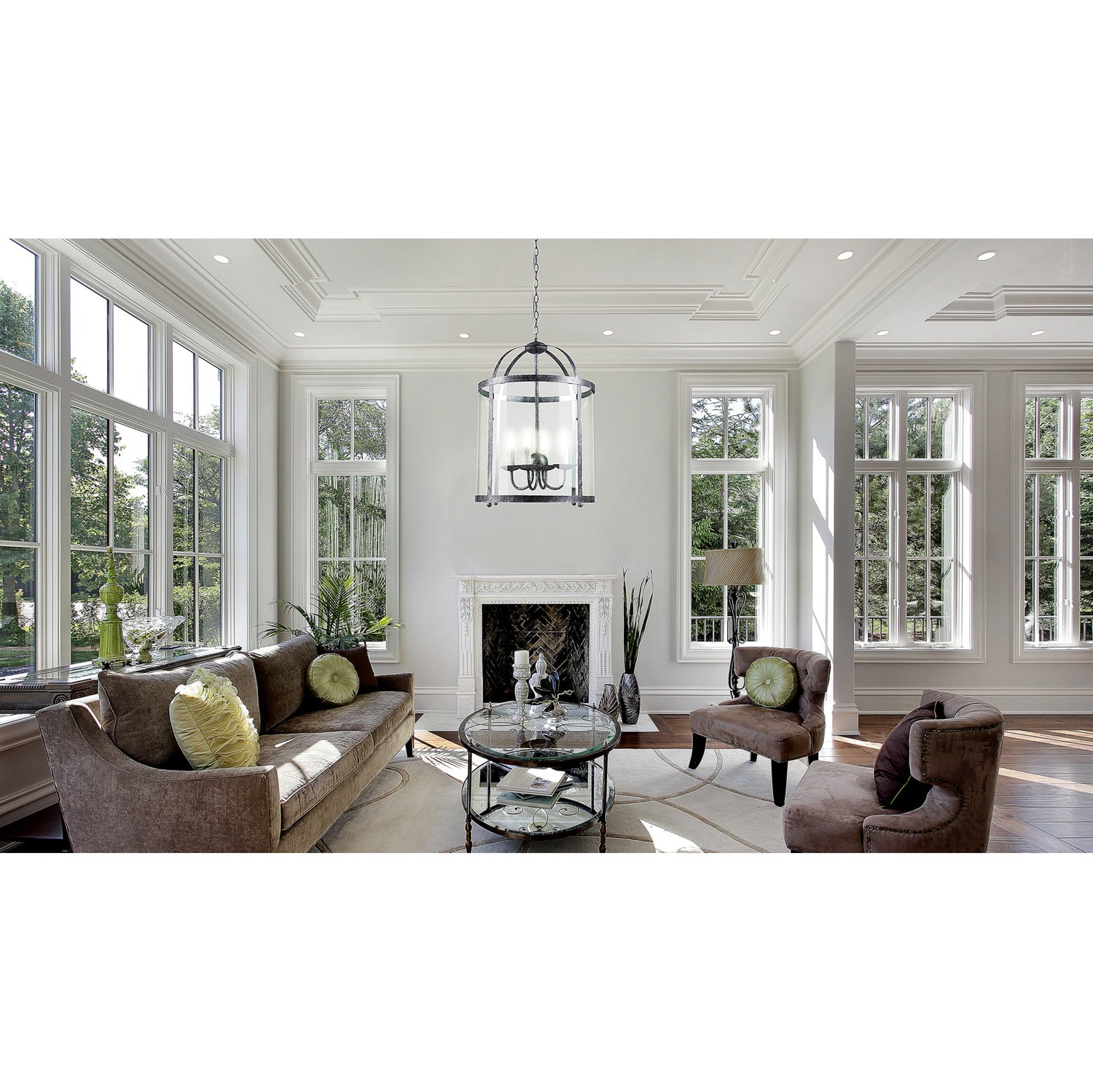  Valtava Venetsia-kattolyhty soveltuu niin vanhaan hirsimiljööseen, kuin vastapainoksi hyvinkin moderniin ja pelkistettyyn ympäristöön.