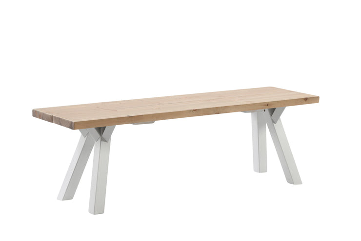 Venla-penkki 150 cm antiikinruskealla mäntyistuimella ja valkoisilla puujaloilla.