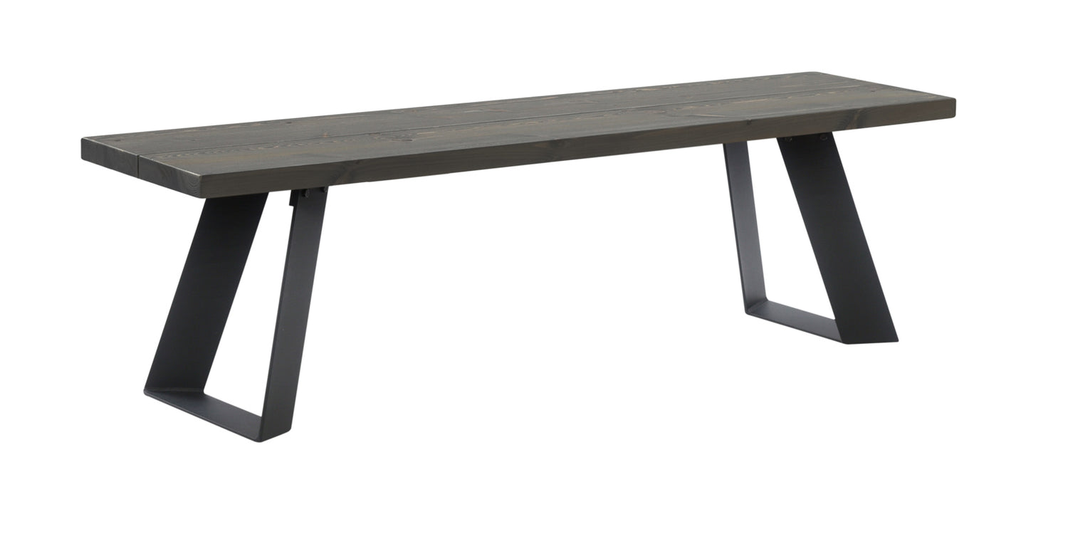 Venla-penkki 150 cm harmaalla mäntyistuimella ja mustilla vinoilla metallijaloilla.