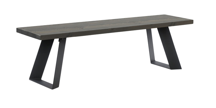 Venla-penkki 150 cm harmaalla mäntyistuimella ja mustilla vinoilla metallijaloilla.