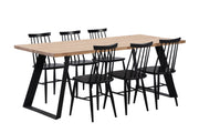 Venla-ruokapöytä 200 x 90 cm antiikinruskealla kannella ja vinoilla mustilla metallijaloilla sekä mustat Ahven-tuolit.