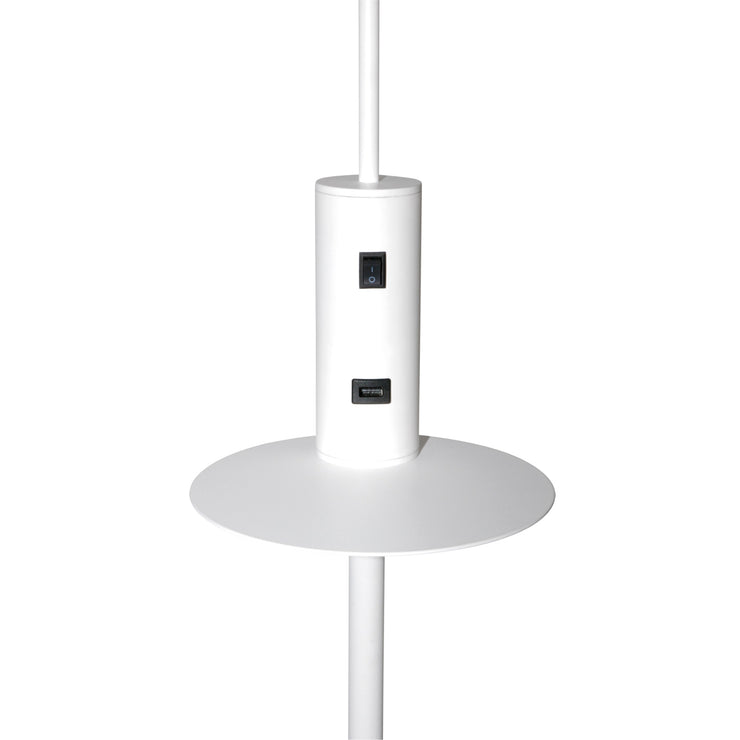 Lähikuvassa valkoisen Vigo USB -lattiavalaisimen valonkatkaisija, latausportti ja hylly puhelimen latausta varten.