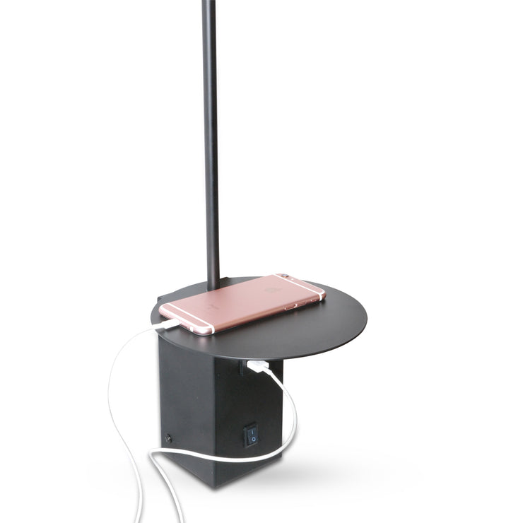 Lähikuvassa mustan Vigo USB -seinävalaisimen valonkatkaisija, latausportti ja hylly puhelimen latausta varten.