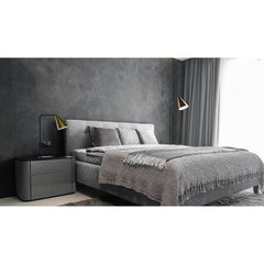 Vigo-valaisimista on moneksi. Kuvassa on mustarunkoiset harjatulla antiikinvärisellä matalla messinkikuvulla olevat pöytä- ja lattiavalaisin makuuhuoneen valaisimina.