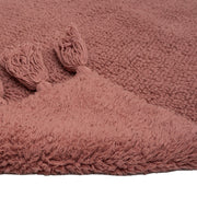 Vilma-kylpyhuoneen maton roosa väri. Molemmin puolin pidettävässä matossa ihastuttavat puolien erilaiset pinnat ja isot hapsut.