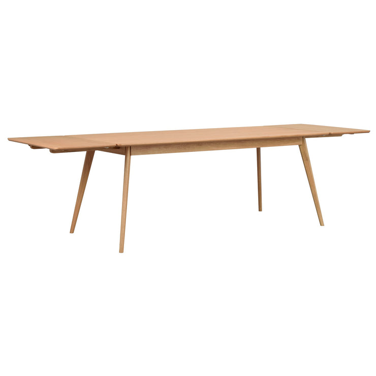 Yumi-pöytä 190 x 90 cm, tammenvärinen. Kuvassa pöytää on jatkettu jatkopaloilla molemmista päädyistä, jolloin siitä on saatu maksimimittainen 280 cm.