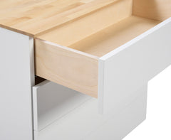 Helsinki-sarjan kalusteissa ei ole vetimiä, vaan ne toimivat push to open -mekanismilla. Viimeistelty työnjälki näkyy kalusteiden sisustoja myöten.