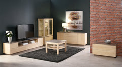 Vitriini on helppo yhdistää myös muihin Helsinki-kalusteisiin sulavalinjaiseksi kokonaisuudeksi.