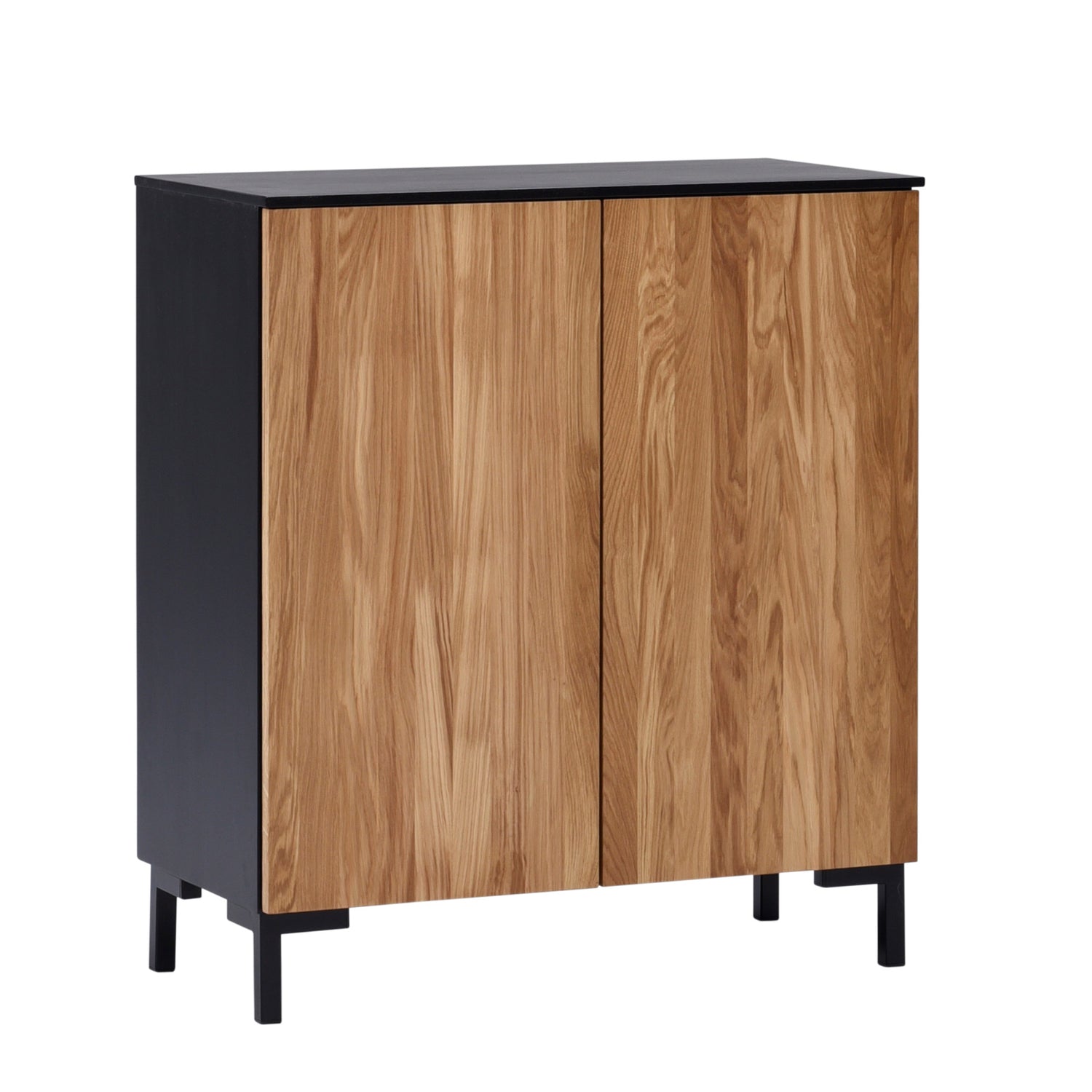 Helsinki-ovikaappi mustalla koivurungolla, luonnonvärisillä tammiovilla ja mustilla 12 cm metallijaloilla. Helsinki-sarjan kalusteissa ei ole vetimiä, vaan ne toimivat push to open -mekanismilla.