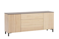 Helsinki-senkki harmaalla kannella ja mustilla metallijaloilla, joiden korkeus on 12 cm. Senkin pääväri on luonnonvärinen koivu.