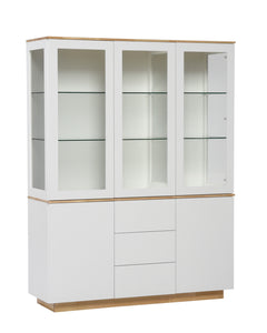 Helsinki-vitriinin pääväri on valkoinen, kansilevy ja sokkeli ovat luonnonväristä koivua.