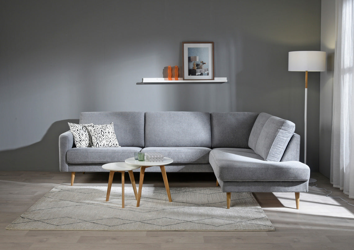  Ilona-kulmadivaani vaaleanharmaalla Alfa 167 -kankaalla. Kuvan sohvassa on 10 cm leveä KN10-käsinoja ja 18 cm korkeat vinot kartiojalat.