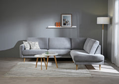  Ilona-kulmadivaani vaaleanharmaalla Alfa 167 -kankaalla. Kuvan sohvassa on 10 cm leveä KN10-käsinoja ja 18 cm korkeat vinot kartiojalat.